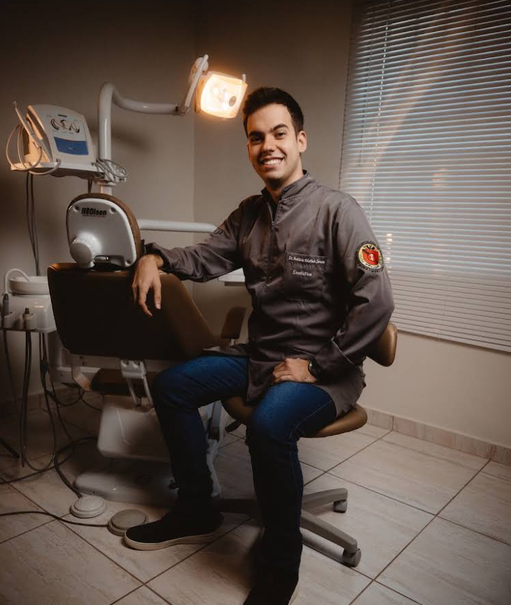 Dr. Antônio Matias, cirurgião-dentista em Franca-SP, em seu consultório
